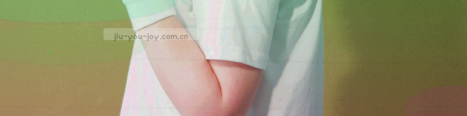 深色背景下，抽象天平与缩放的数据标签图标
